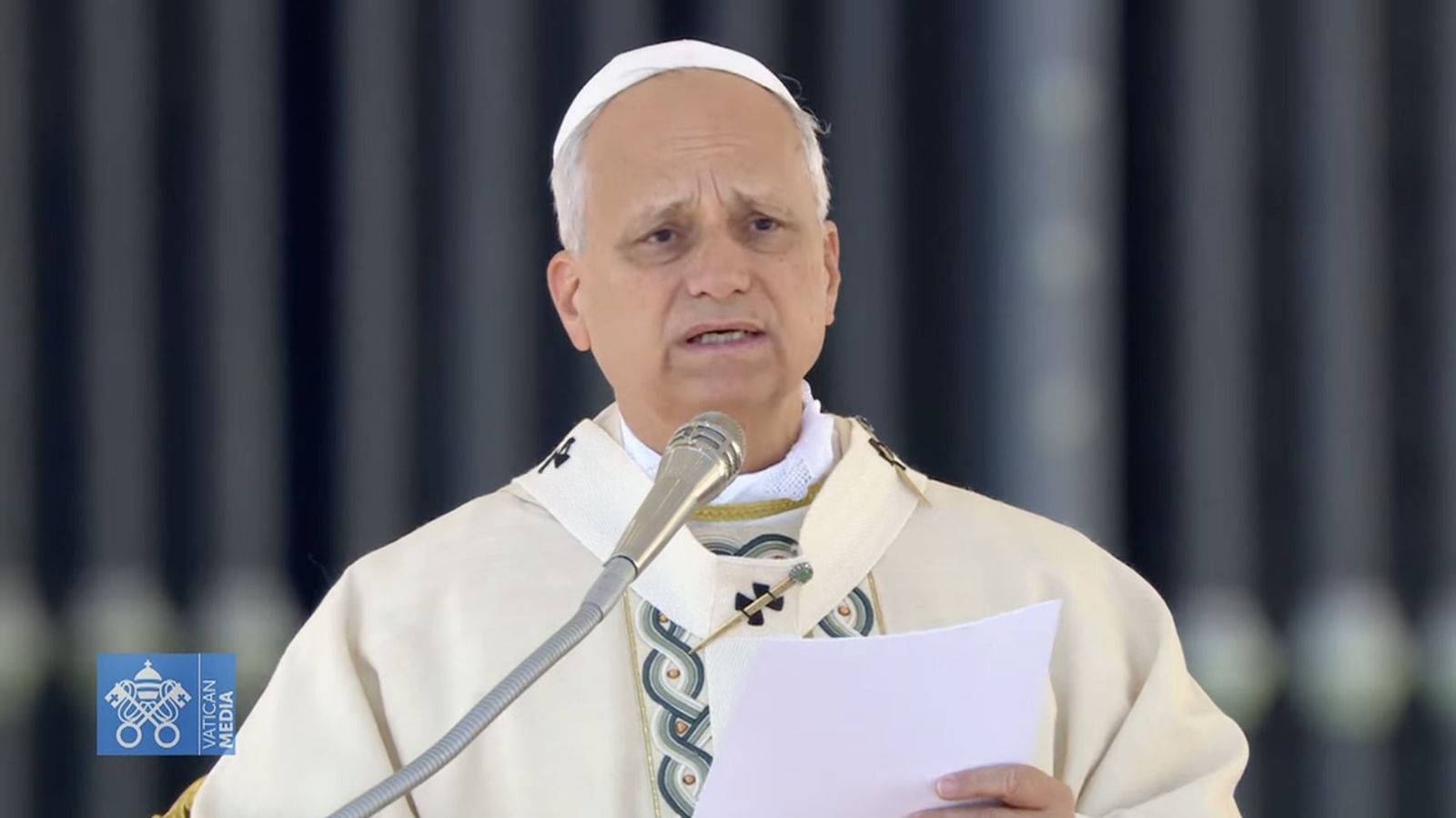 León XIV lee su homilía