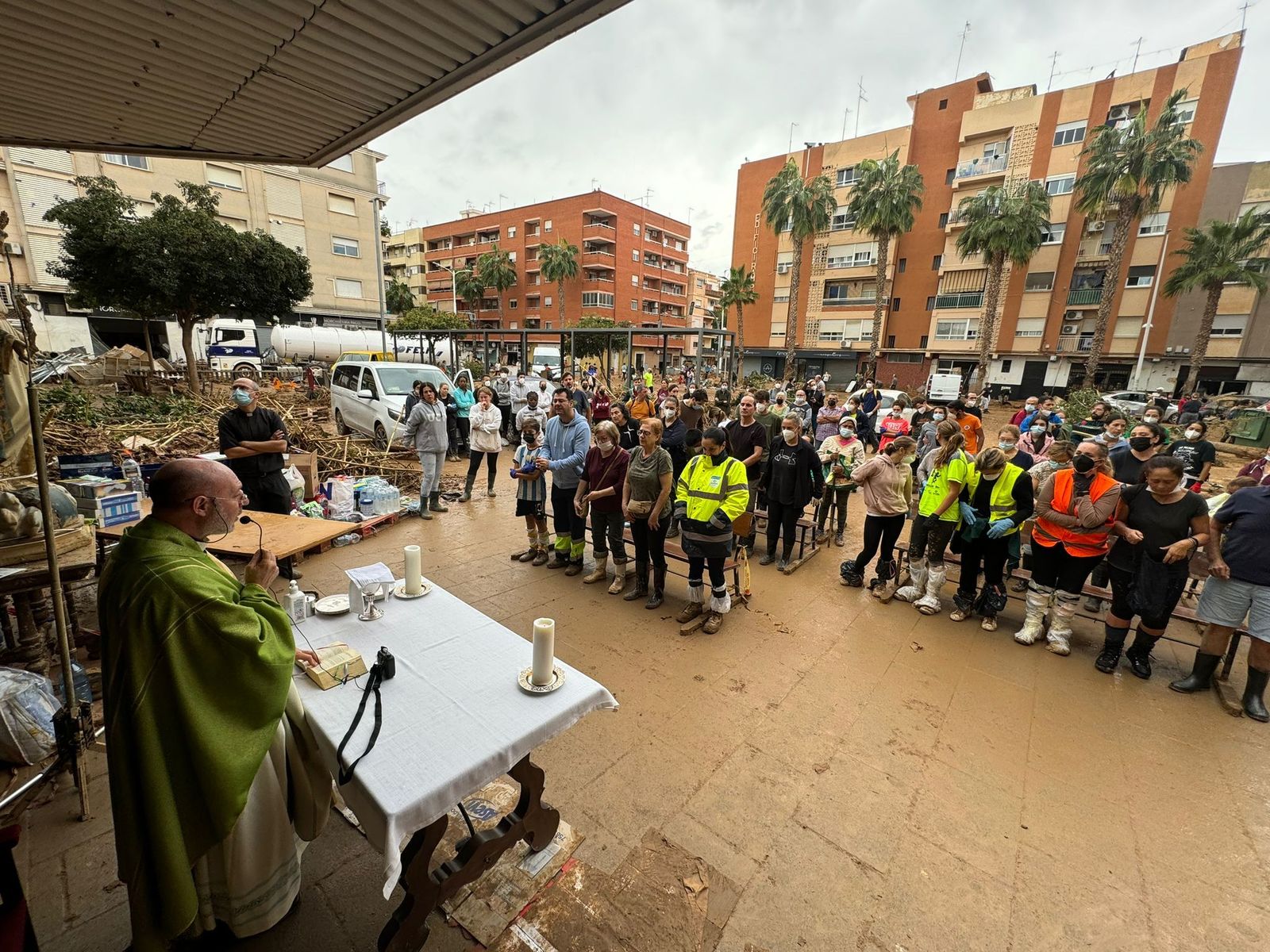Misa en la plaza de la parroquia de María Madre de la Iglesia. Catarroja. Valencia.