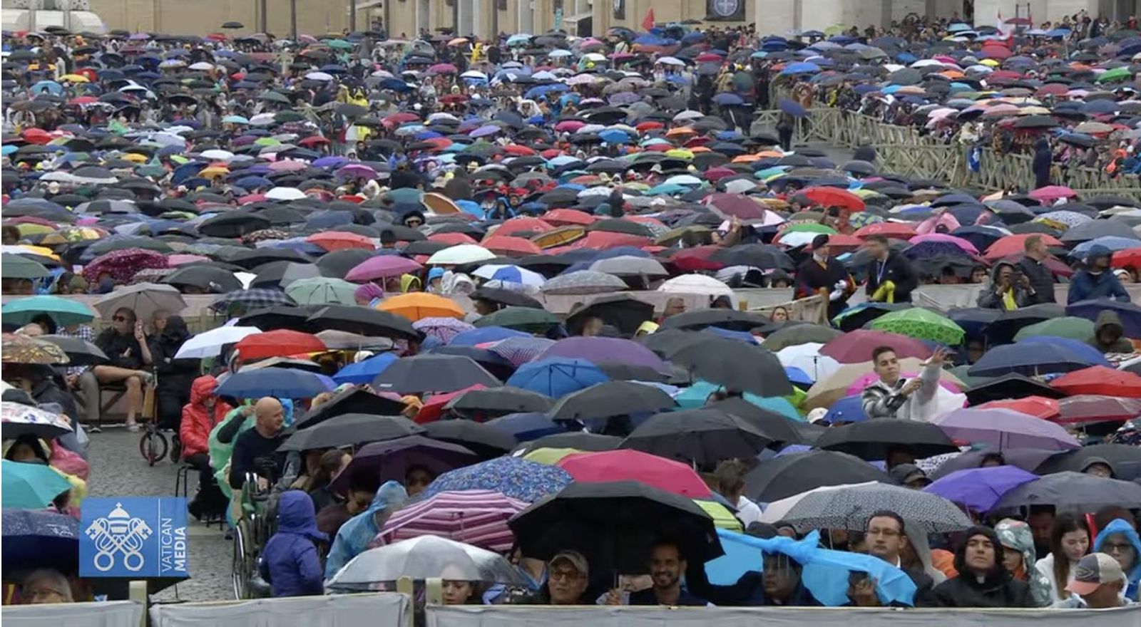 Paraguas en la plaza de san Pedro