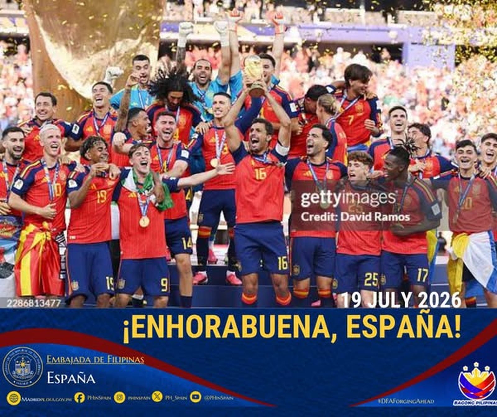 El cartel congratulatorio publicado por la Embajada de Filipinas en Madrid con motivo de la victoria española en la Final de la FIFA en 2026 tomado de Getty Images, dando crédito a su autor