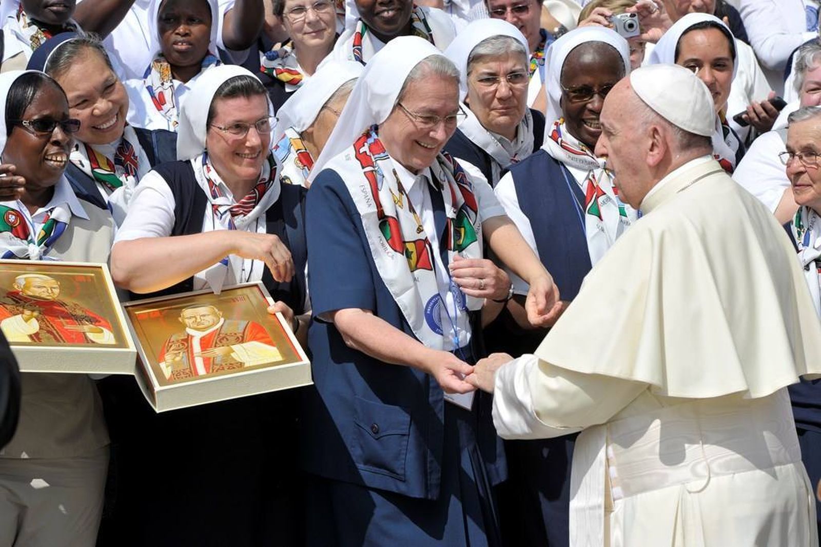 Francisco saluda a monjas