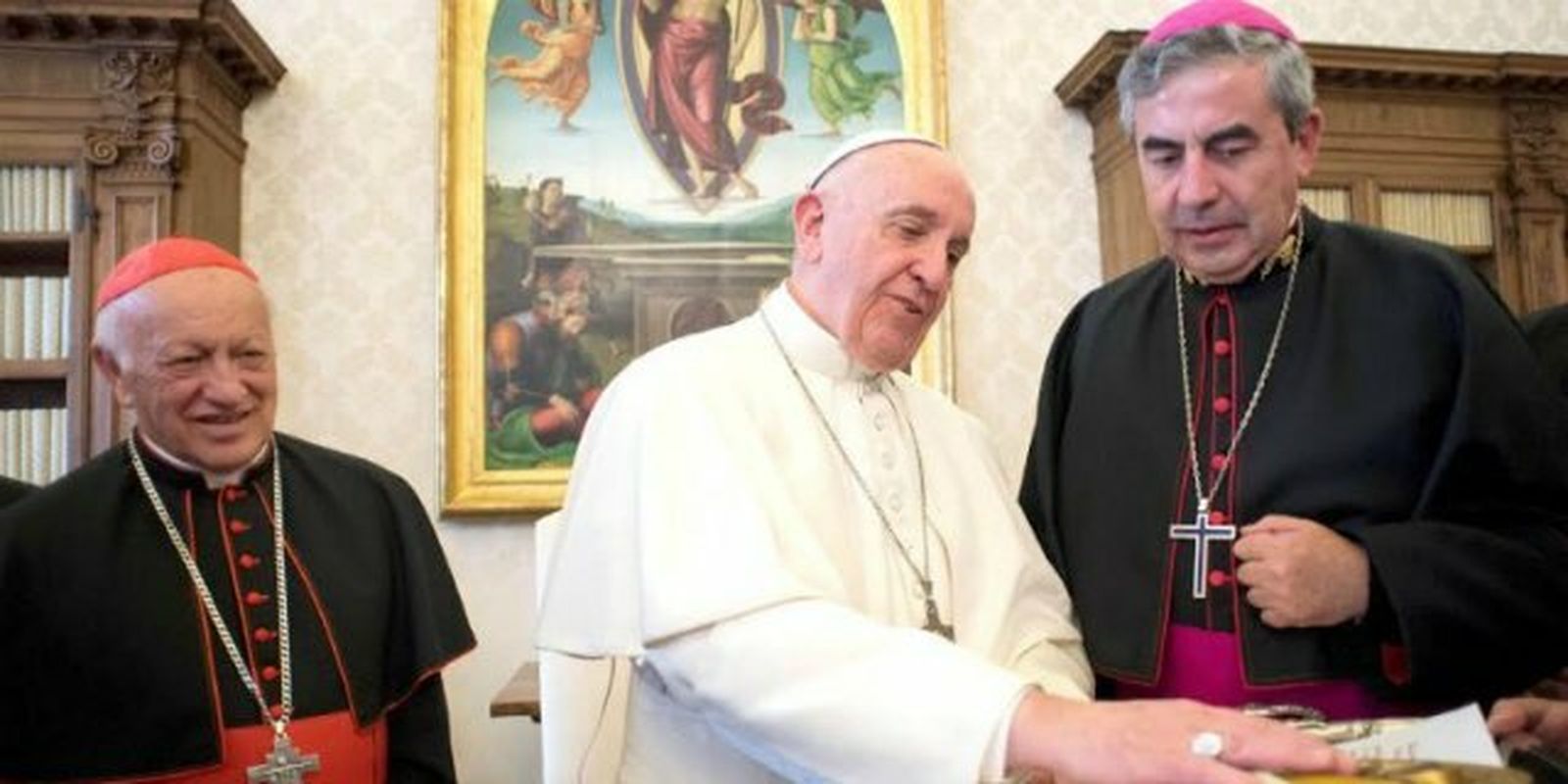 Monseñor Santiago Silva (d), con el Papa Francisco