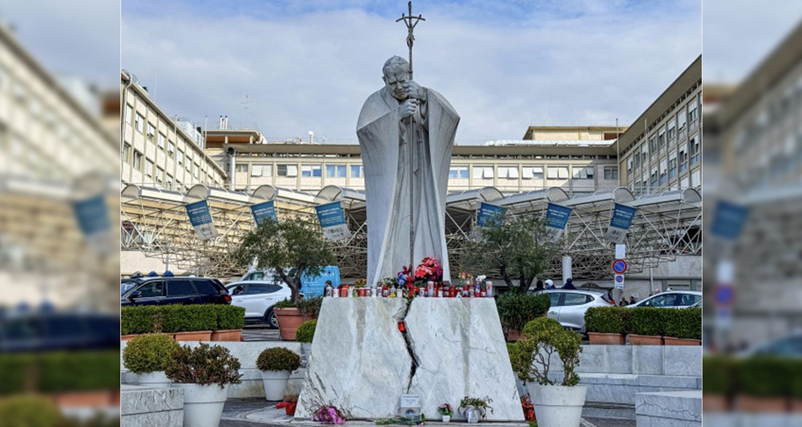 Un altar con flores, velas y mensajes para Francisco ante el Gemelli