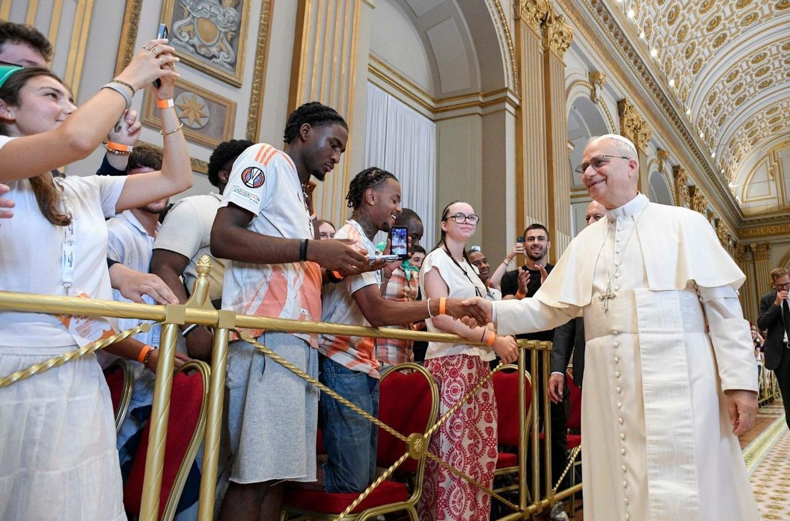 Papa León XIV con los neófitos y catecúmenos franceses
