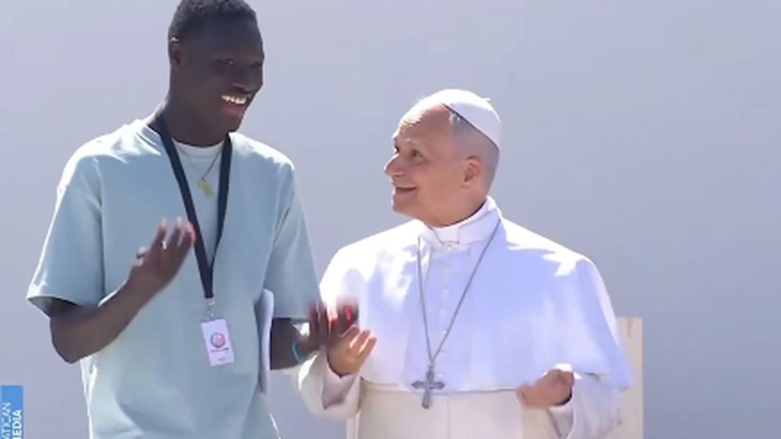 El Papa volvió a hacer el gesto en Canarias.