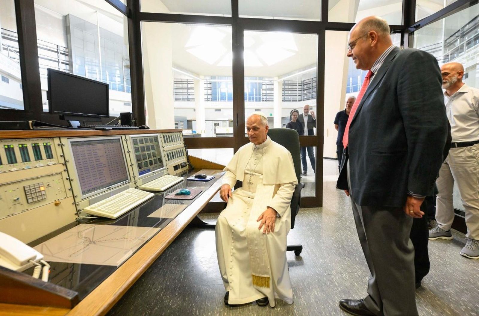 León XIV visita el centro transmisor de Radio Vaticano en Santa Maria di Galeria, el 19 de junio de 2025