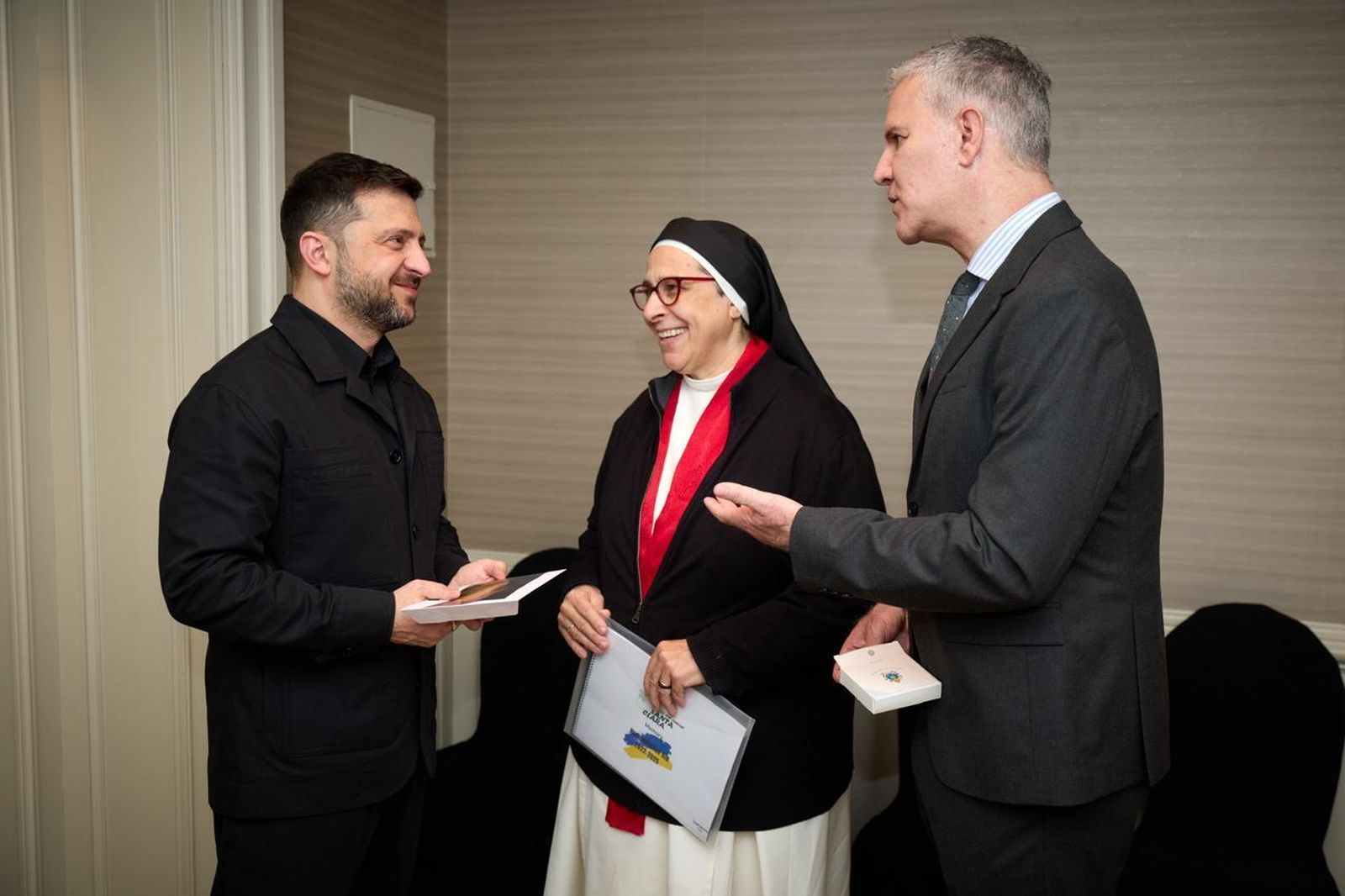 Sor Lucía y Juan Carlos Cruz con Zelenski