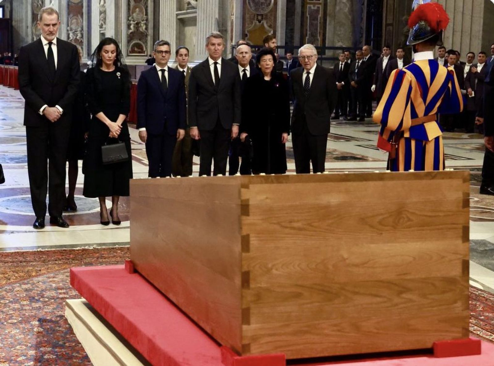 Rey y políticos ante el féretro de FRancisco