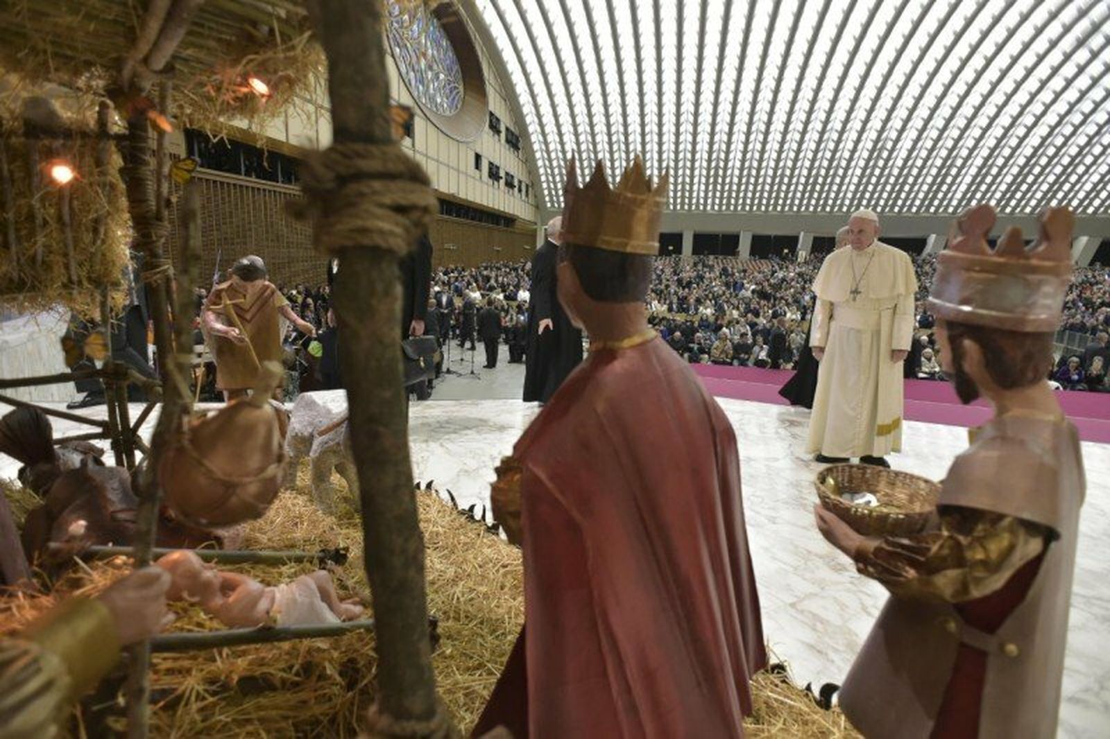 El Papa contempla el Belén