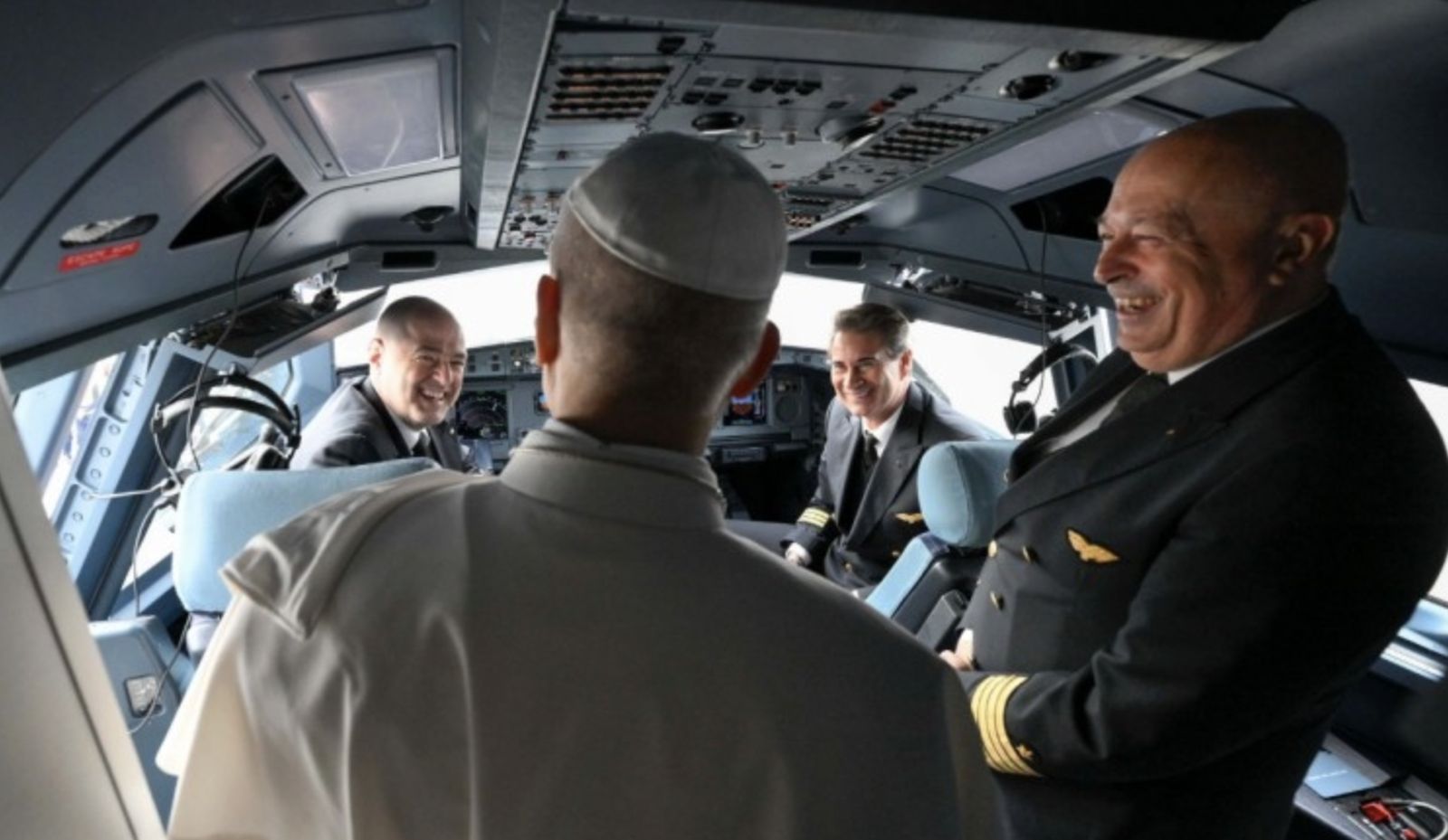 El Papa saluda al piloto del vuelo