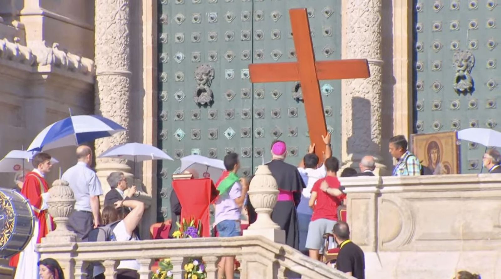 Los jóvenes depositan la cruz de la PEJ22