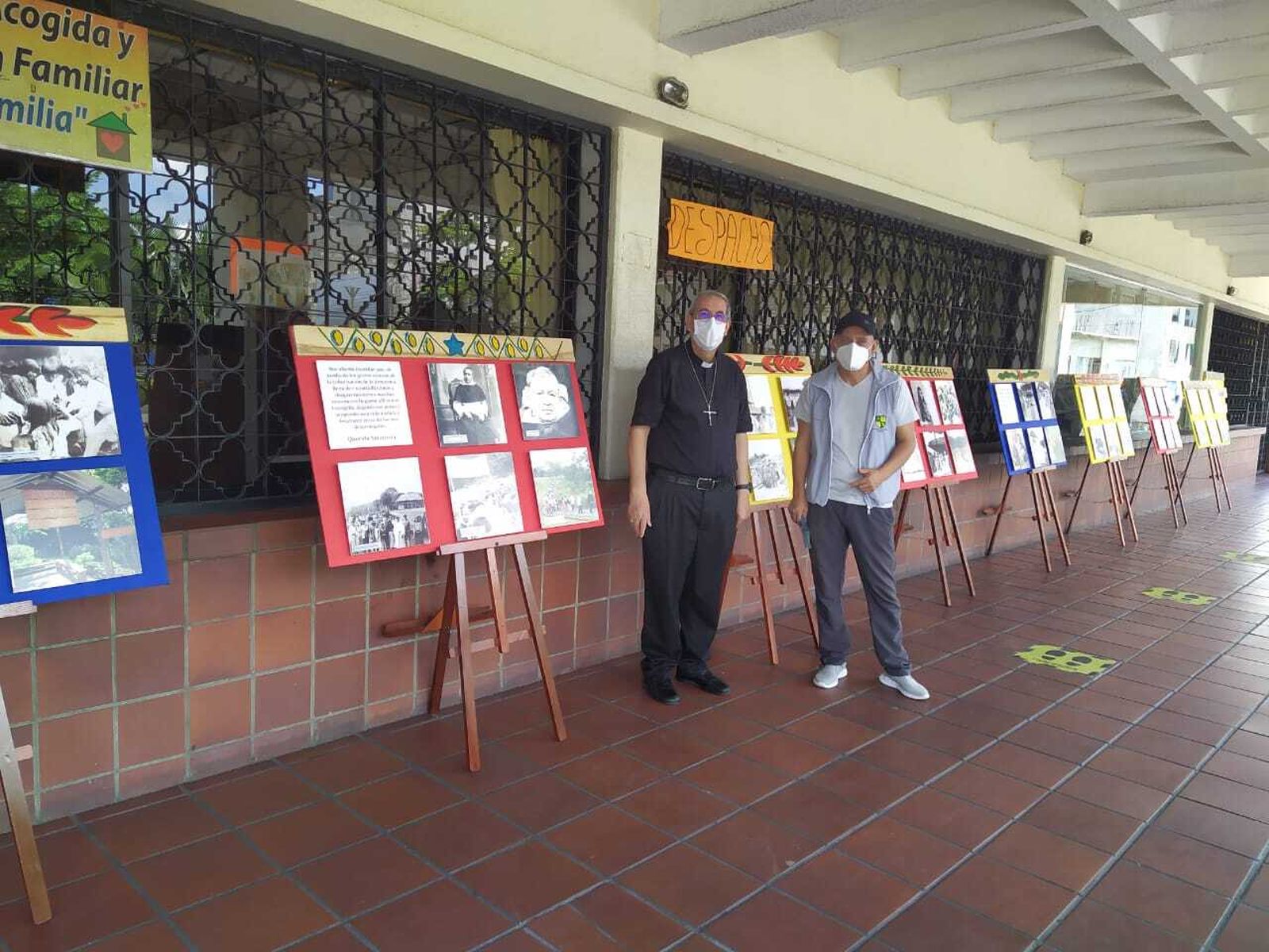 Mons. Rafael Cob en la exposición