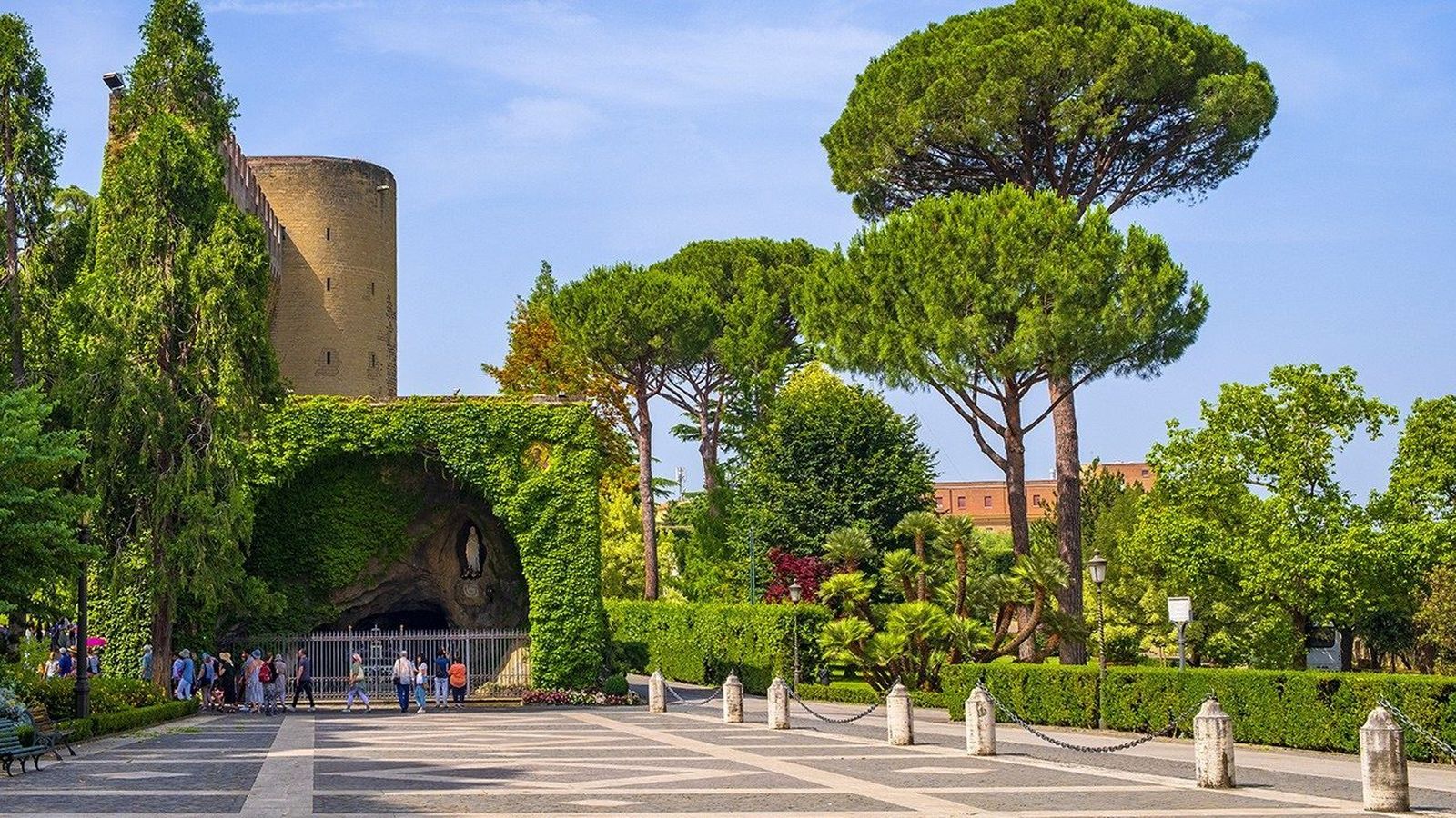 La Gruta de Lourdes en los Jardines Vaticanos