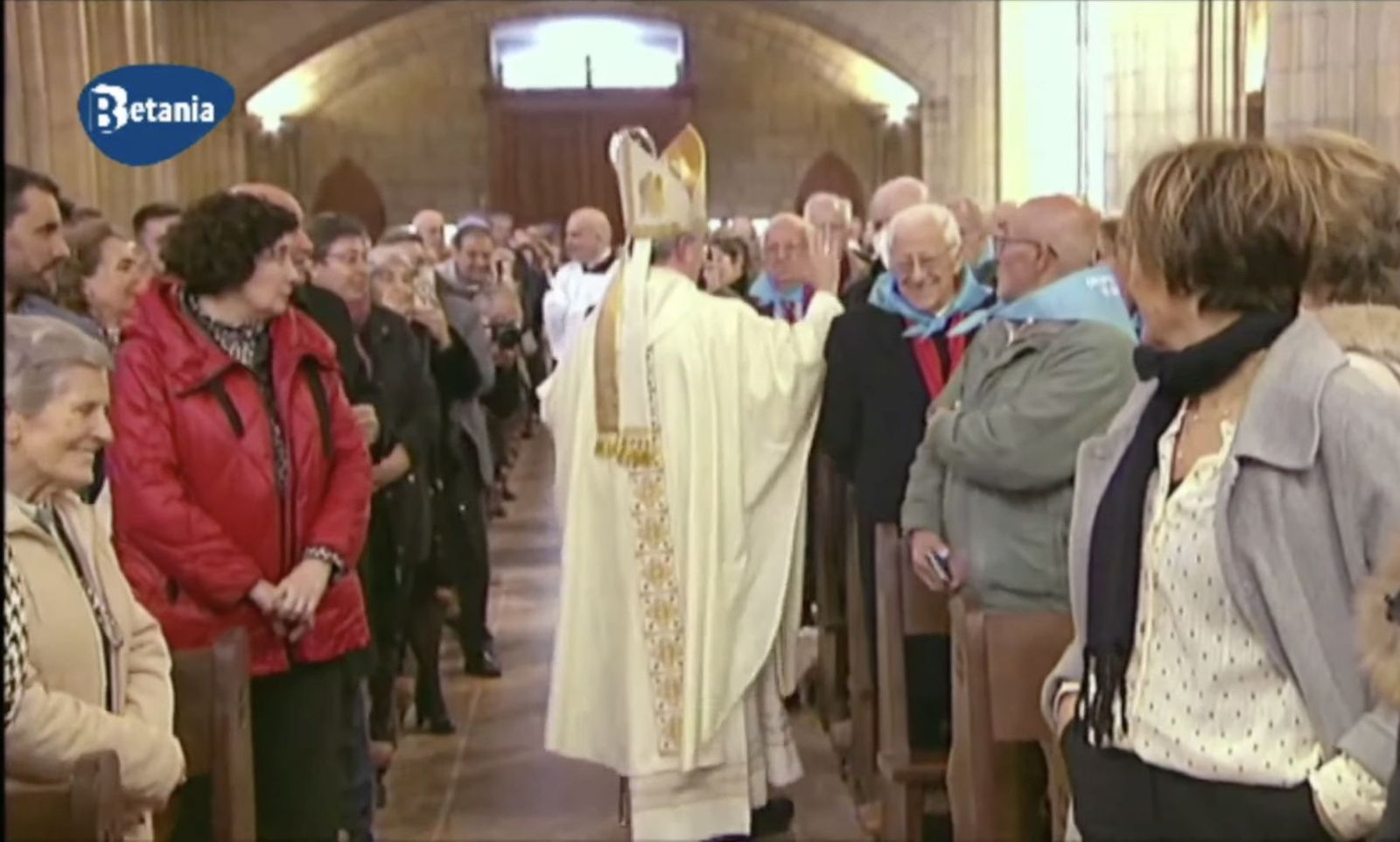Fernando Prado bendice al padre Ángel, con quien colaboró en San Antón