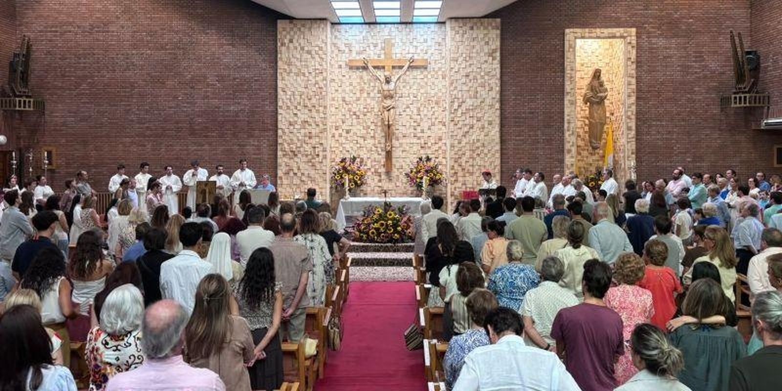 Eucaristía del arzobispo de Madrid en la parroquia de San Juan Crisóstomo