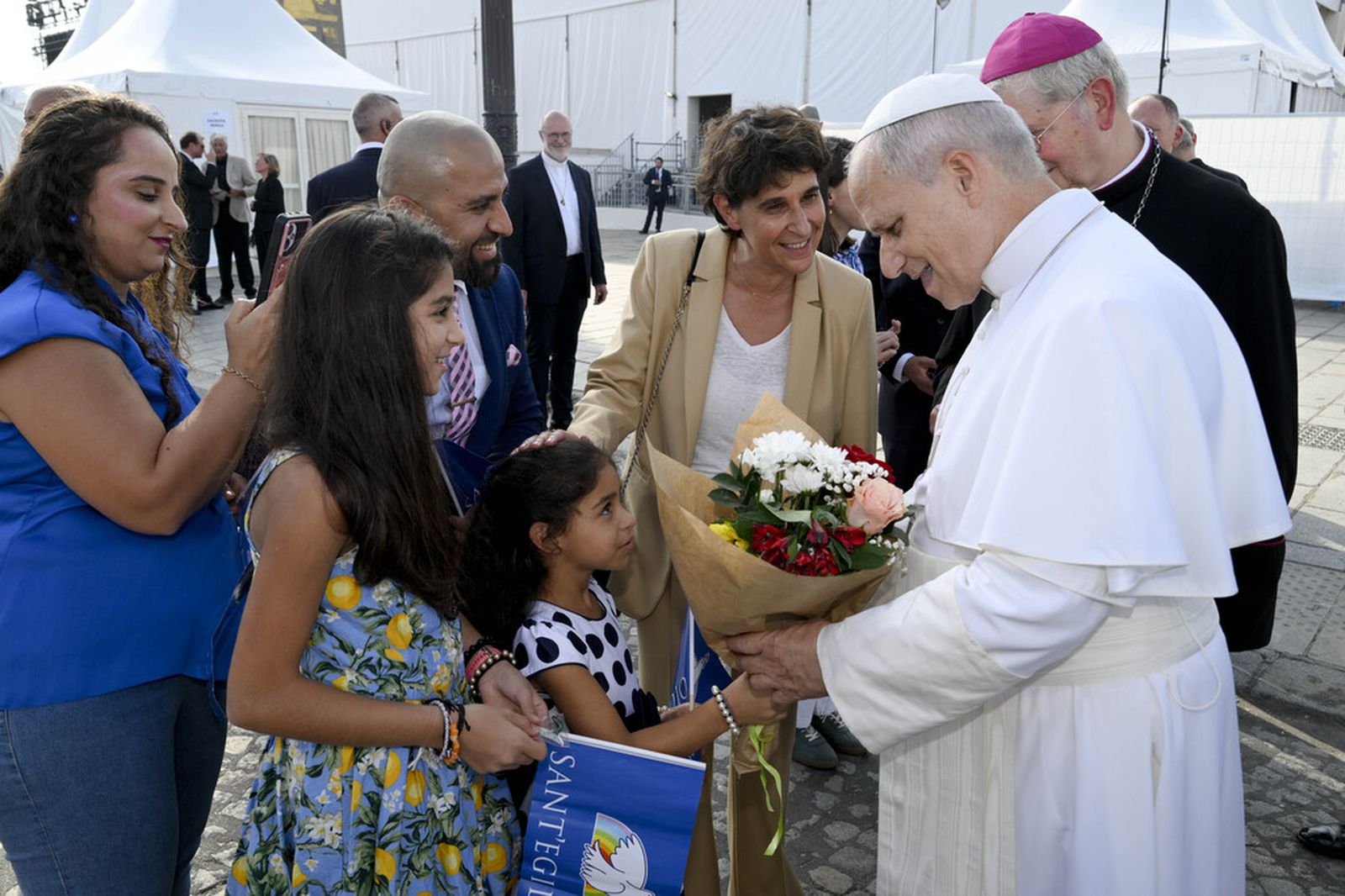León XIV bendijo una familia de refugiados de Irak durantre su viaje a Francia