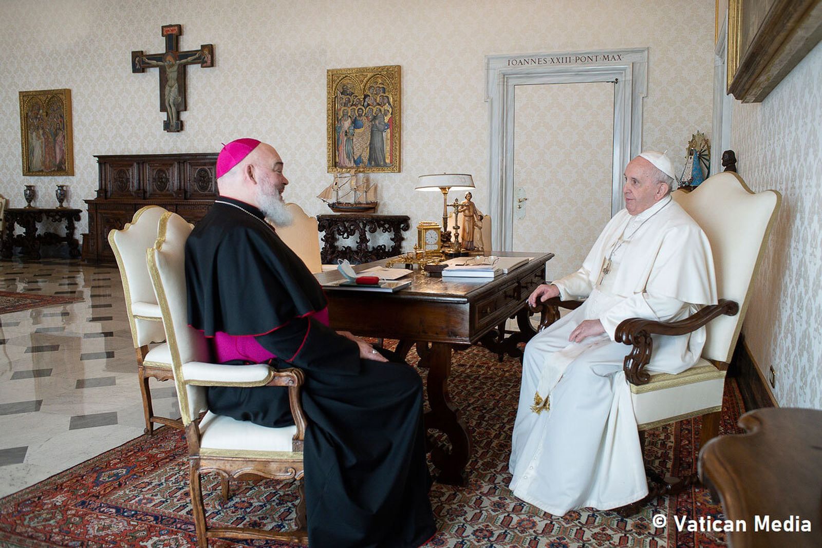 El neo cardenal de Teherán, con el Papa