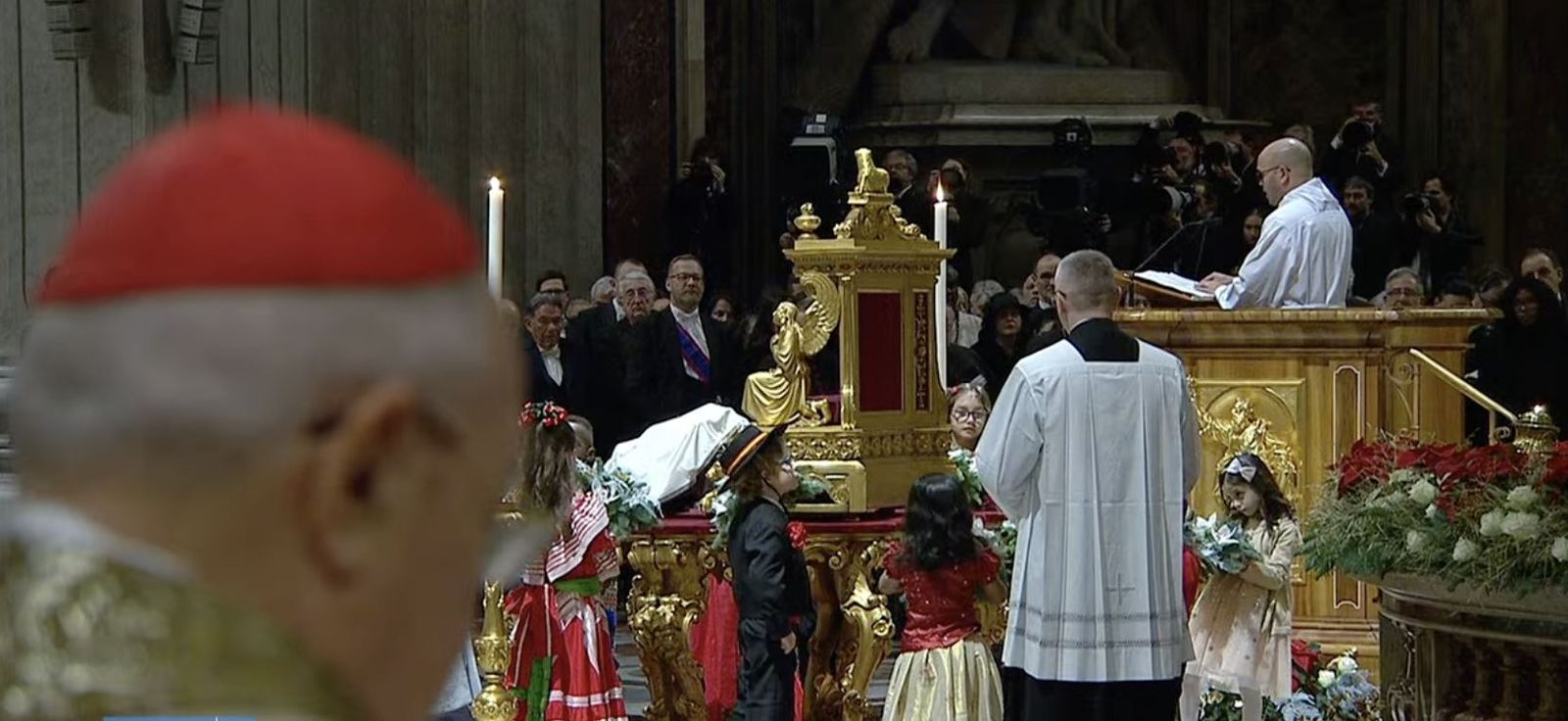 Niños de todo el mundo, adorando el Niño Dios