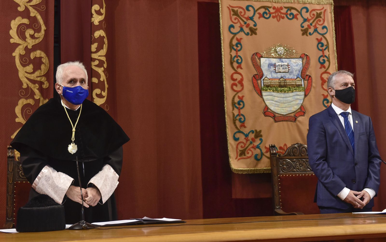 El rector José María Guibert y el lehendakari Iñigo Urkullu durante la apertua del curso 2020-21