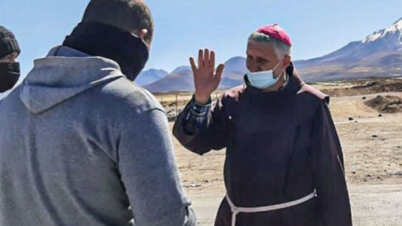 Obispo Covili recibiendo migrantes en Iquique