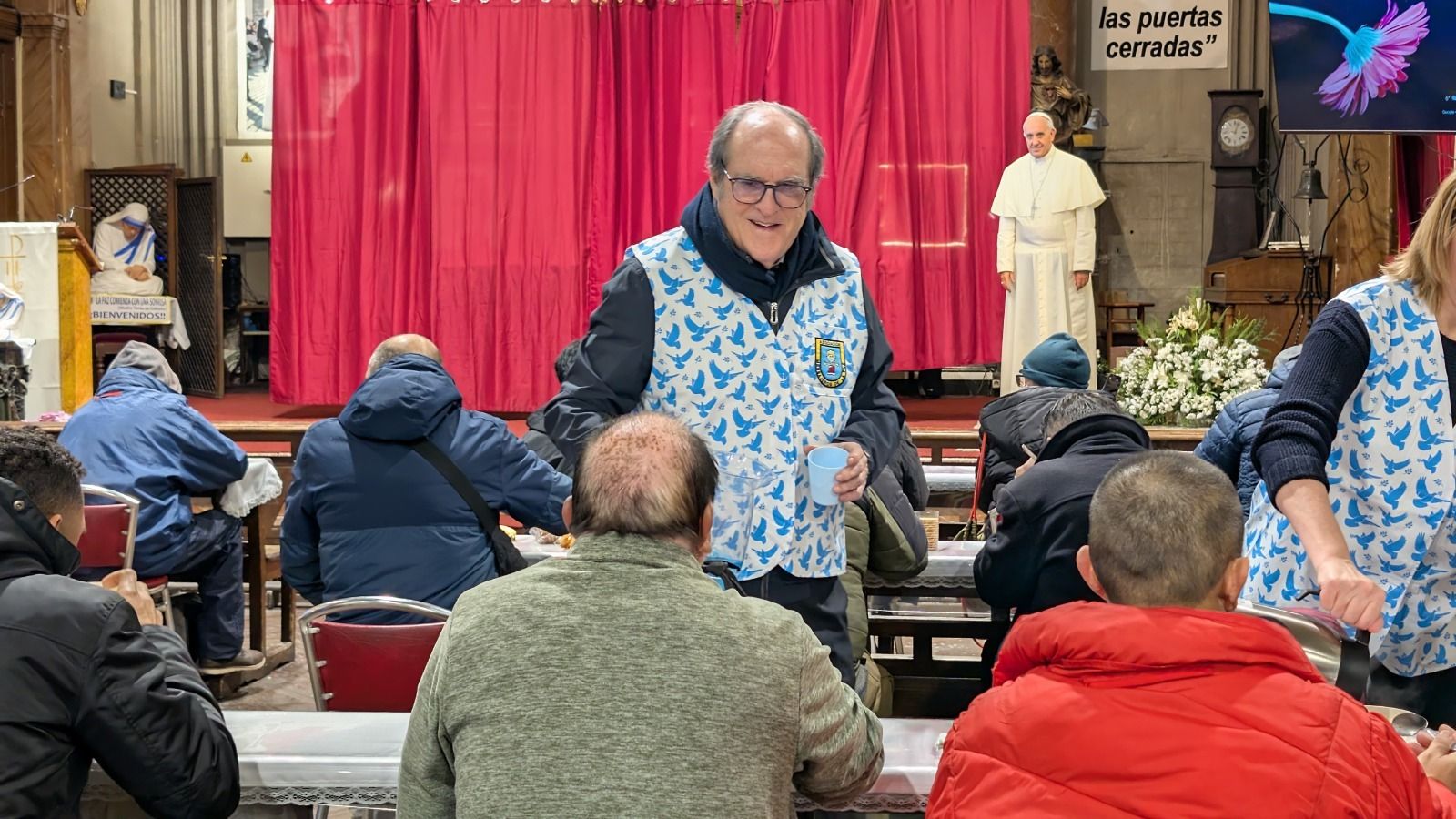 Ángel Gabilondo, sirviendo el desayuno en San Antón