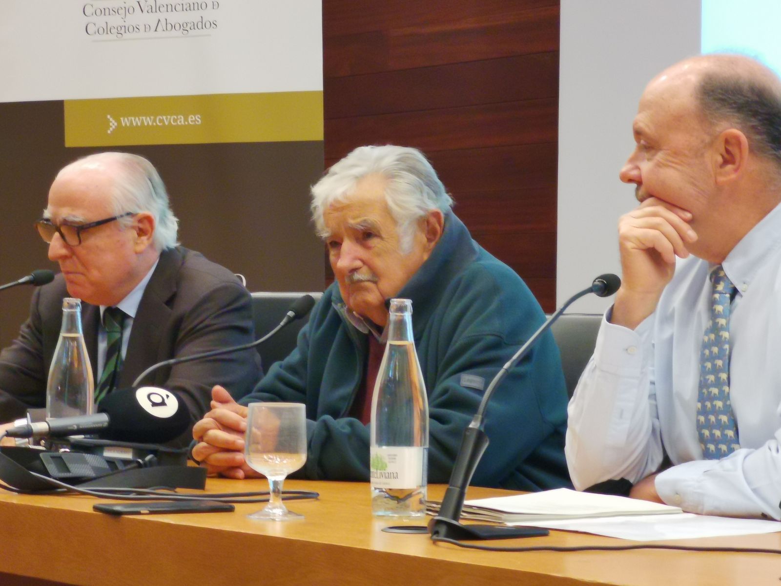 Mújica en el centro, flanqueado por los presidentes de la Fundación por la Justicia y los Abogados