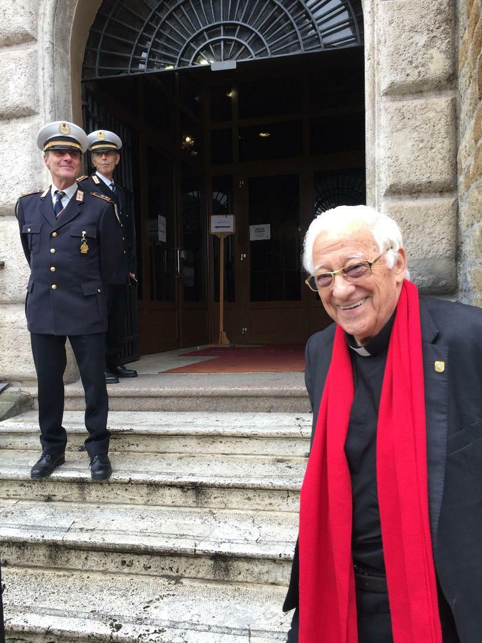 Padre Ángel en la puerta del Ayuntamiento de Roma