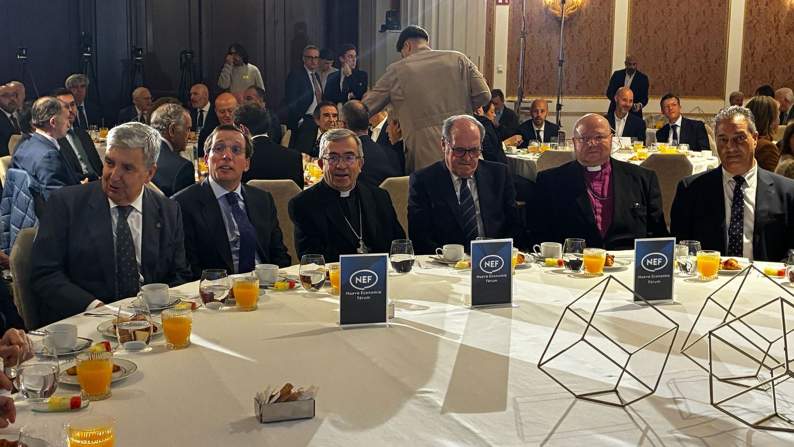 Argüello, junto a Almeida y Gabilondo