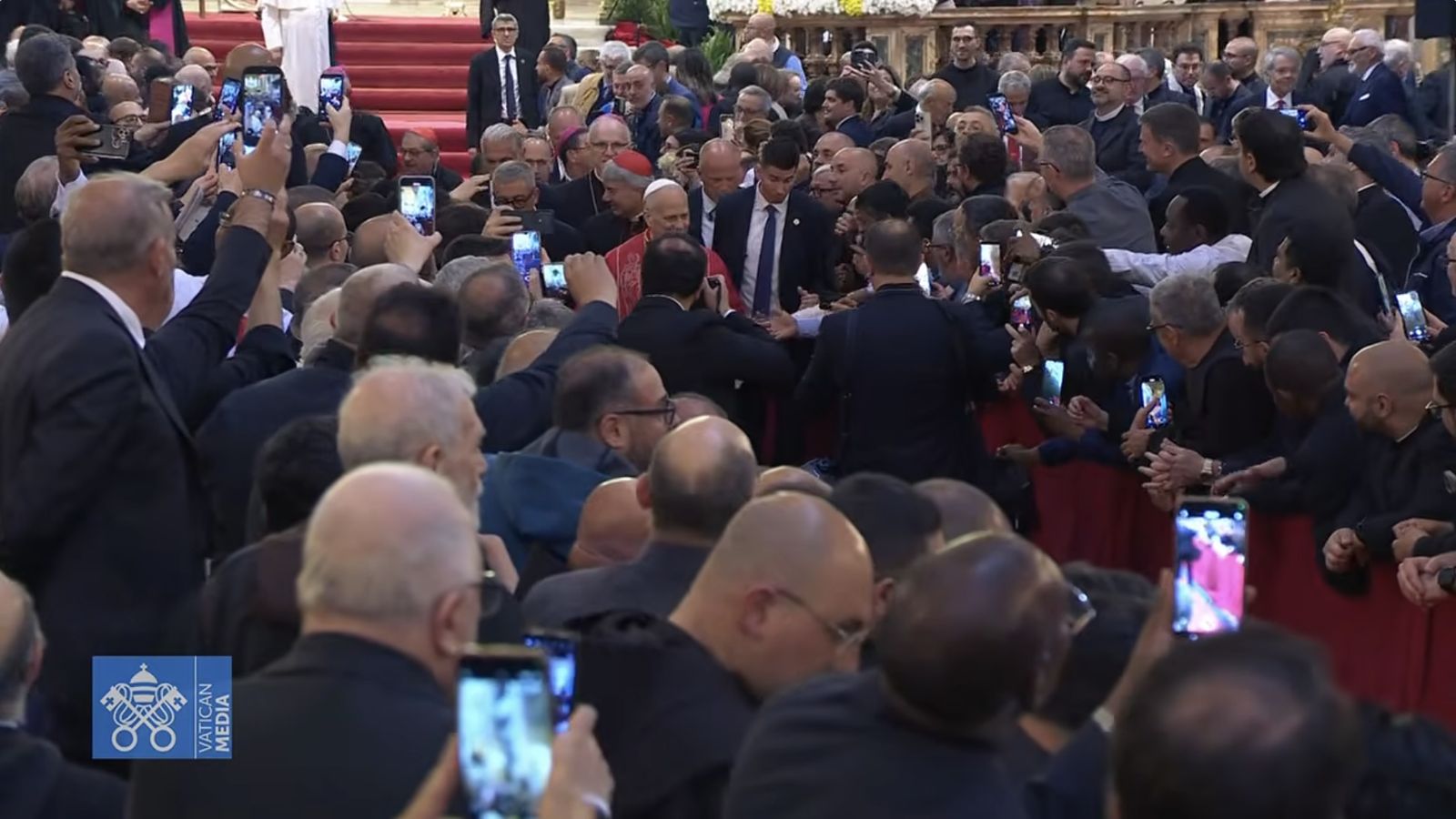 El Papa, vitoreado a su salida de la catedral napolitana