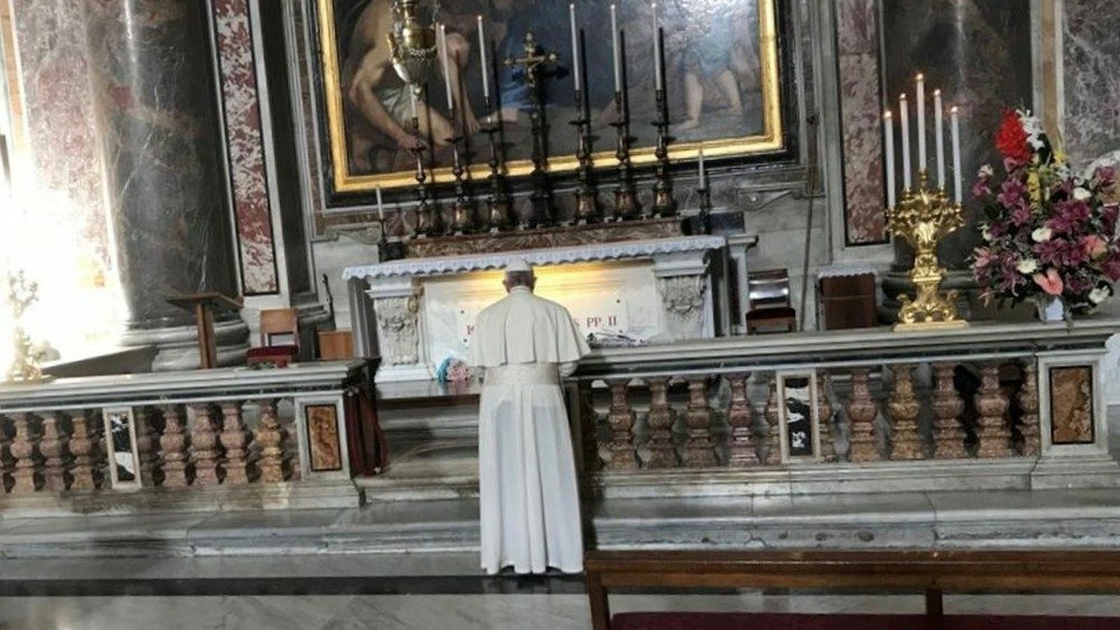 Francisco, ante la tumba de Juan Pablo II