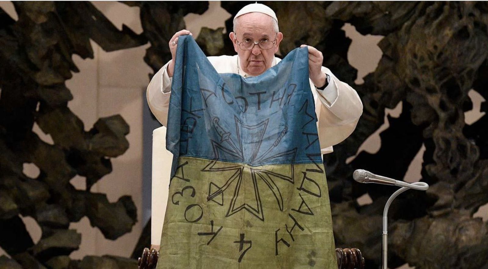 Papa y bandera de Ucrania