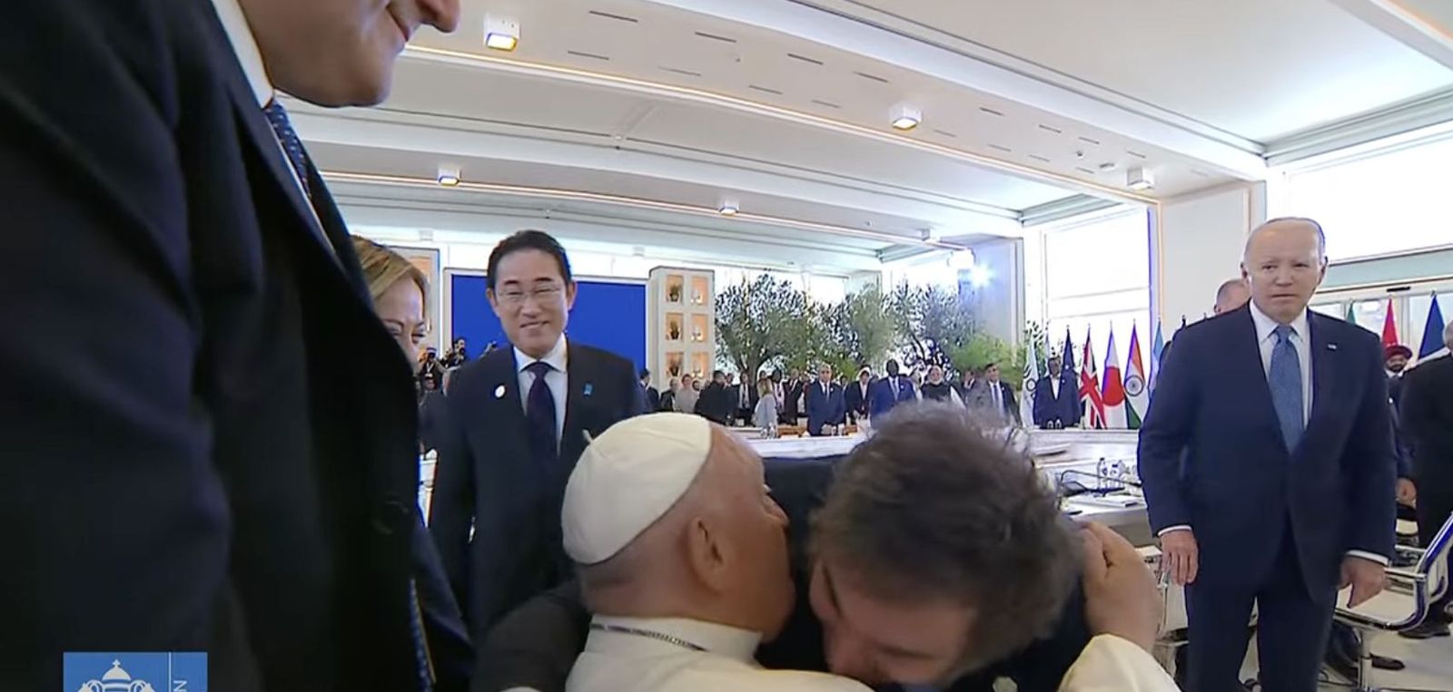 Francisco se abraza a Milei