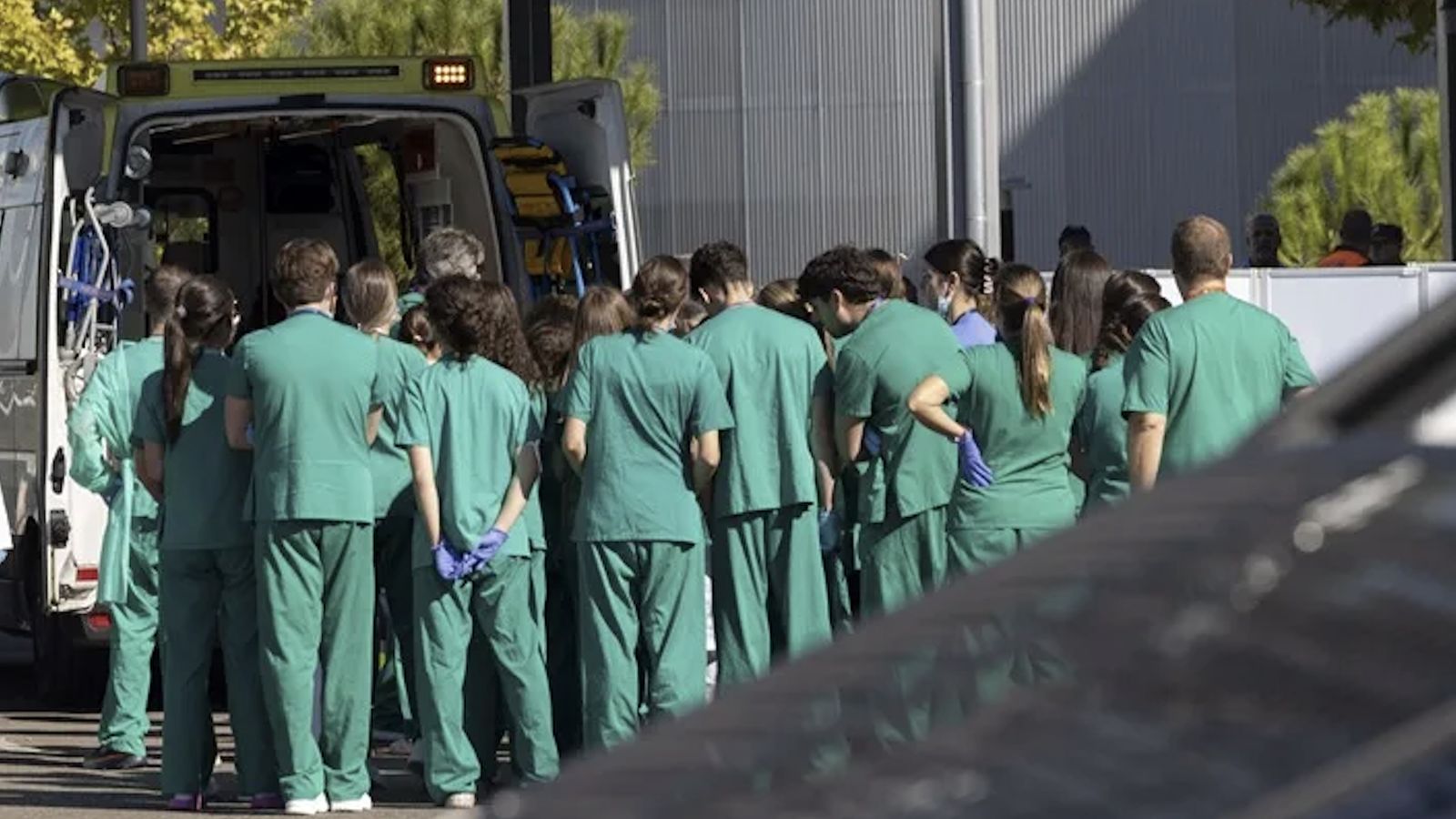 Personal sanitario espera a los primeros heridos del accidente