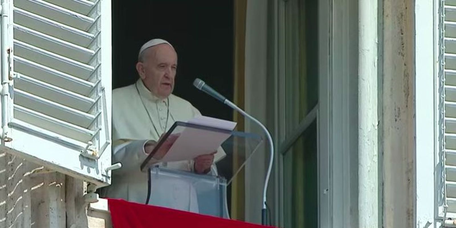 Francisco, en la ventana del palacio