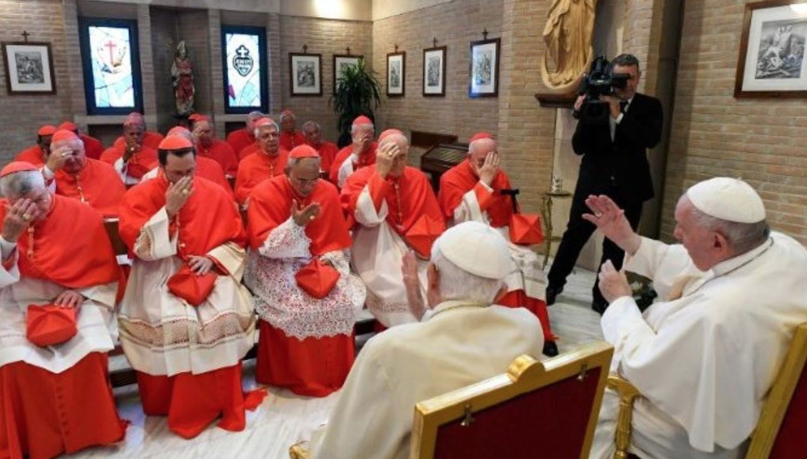 El Papa y los nuevos cardenales visitan a Benedicto XVI