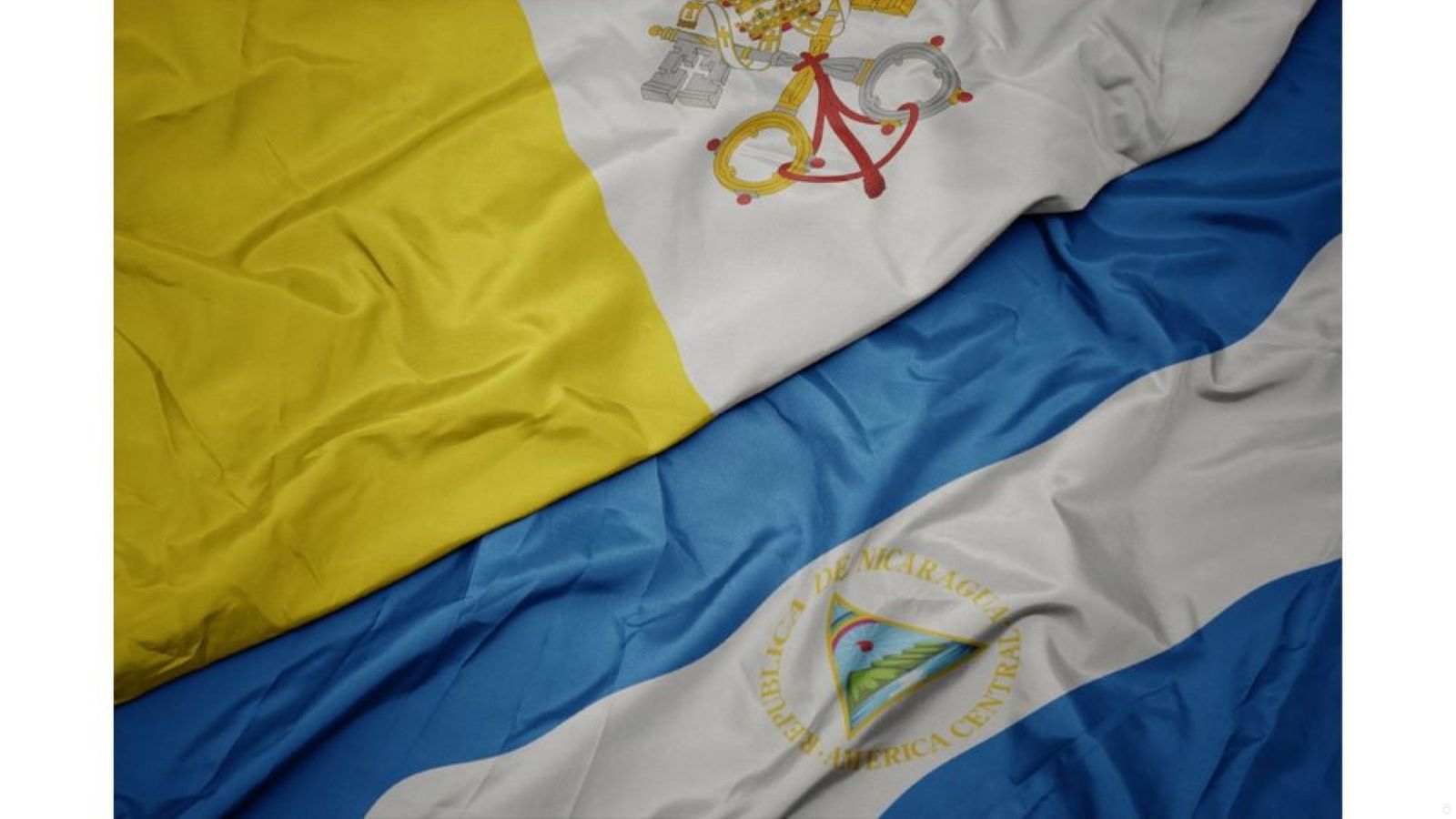 Banderas del Vaticano y Nicaragua