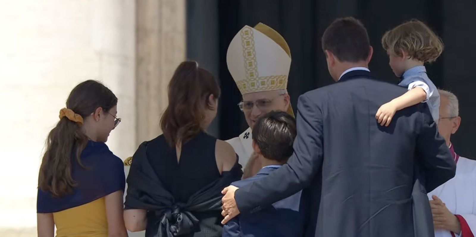 León XIV bendice a una familia