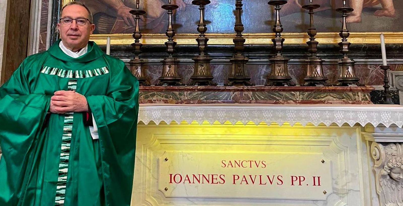 El obispo de Zamora, junto a la tumba de Juan Pablo II