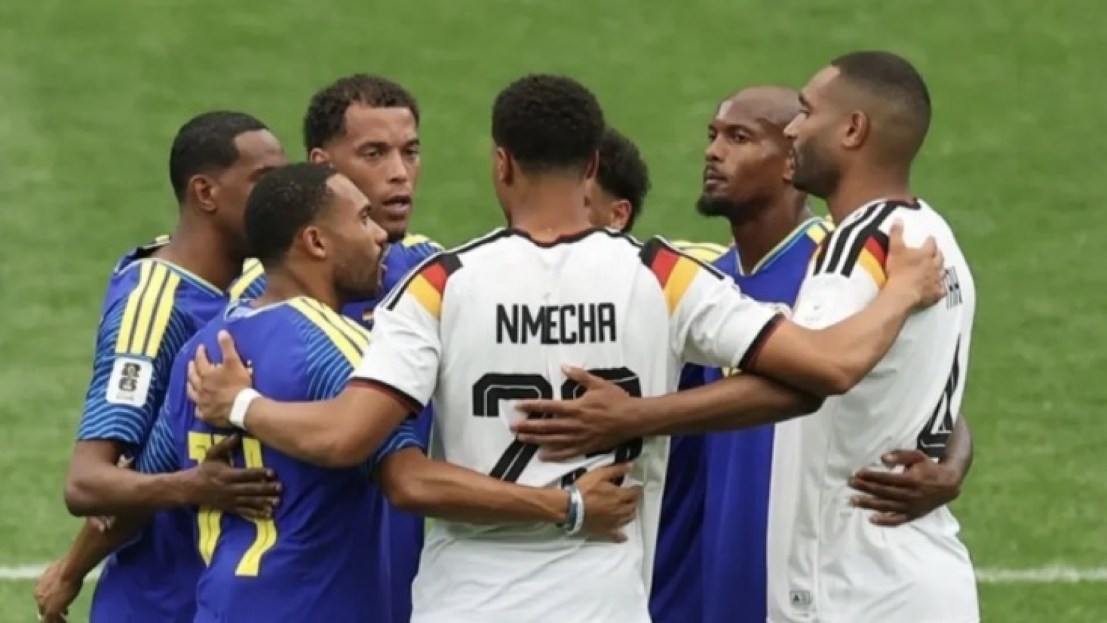 Jugadores de Alemania y Curazao rezan en el terreno de juego