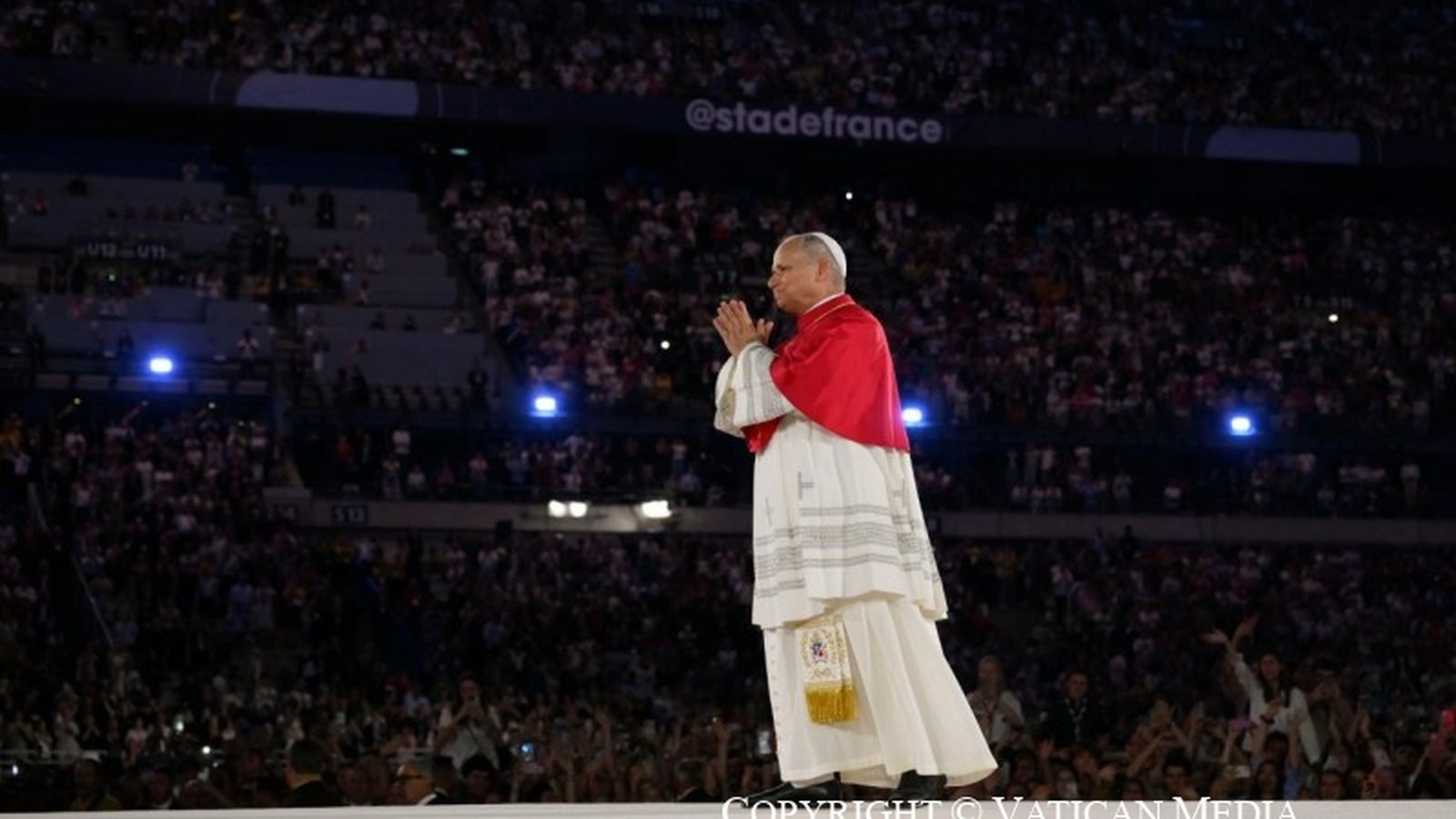 El Papa, emocionado en el Stade de France