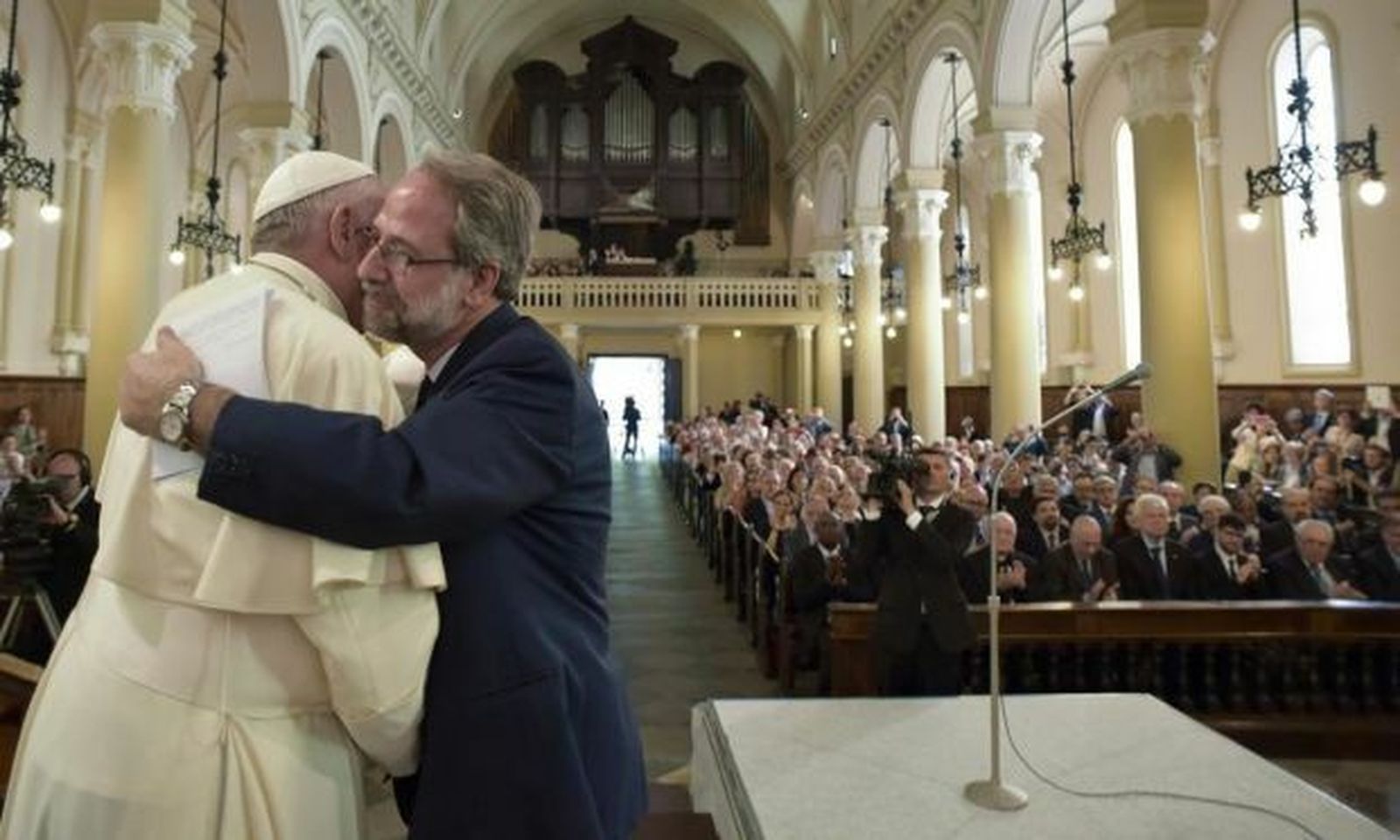 El Papa, en su visita a los valdenses