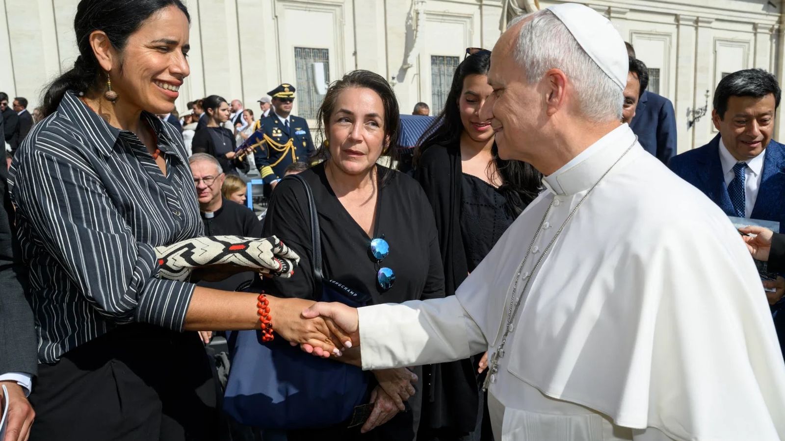 La científica Claudia Vega saluda al Papa