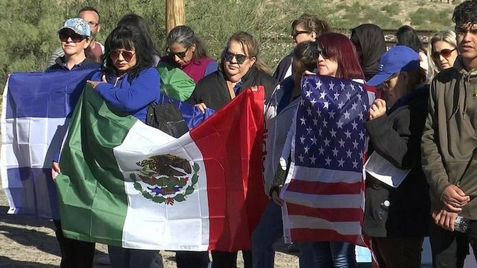 Fieles en la misa fronteriza