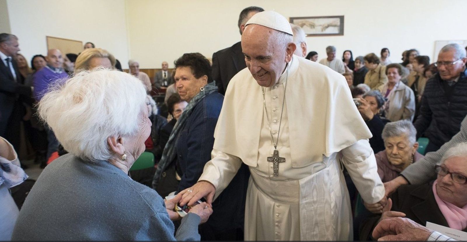 Papa saluda a anciana