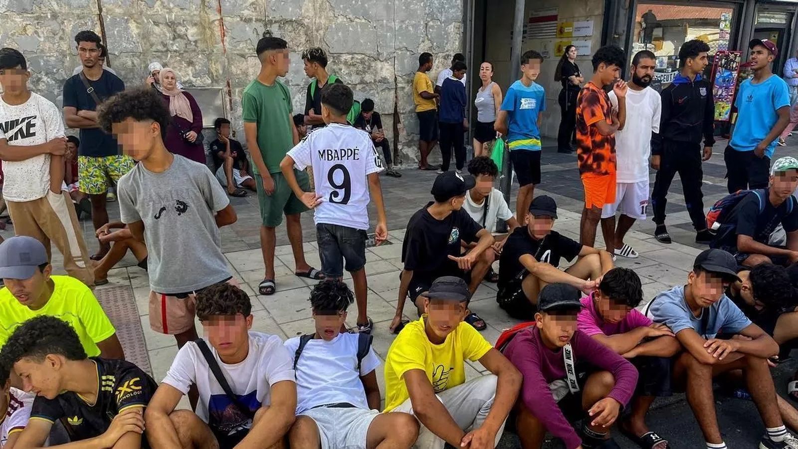 Decenas de menores se acumulan a las puertas de la comisaría de Ceuta para ser identificados