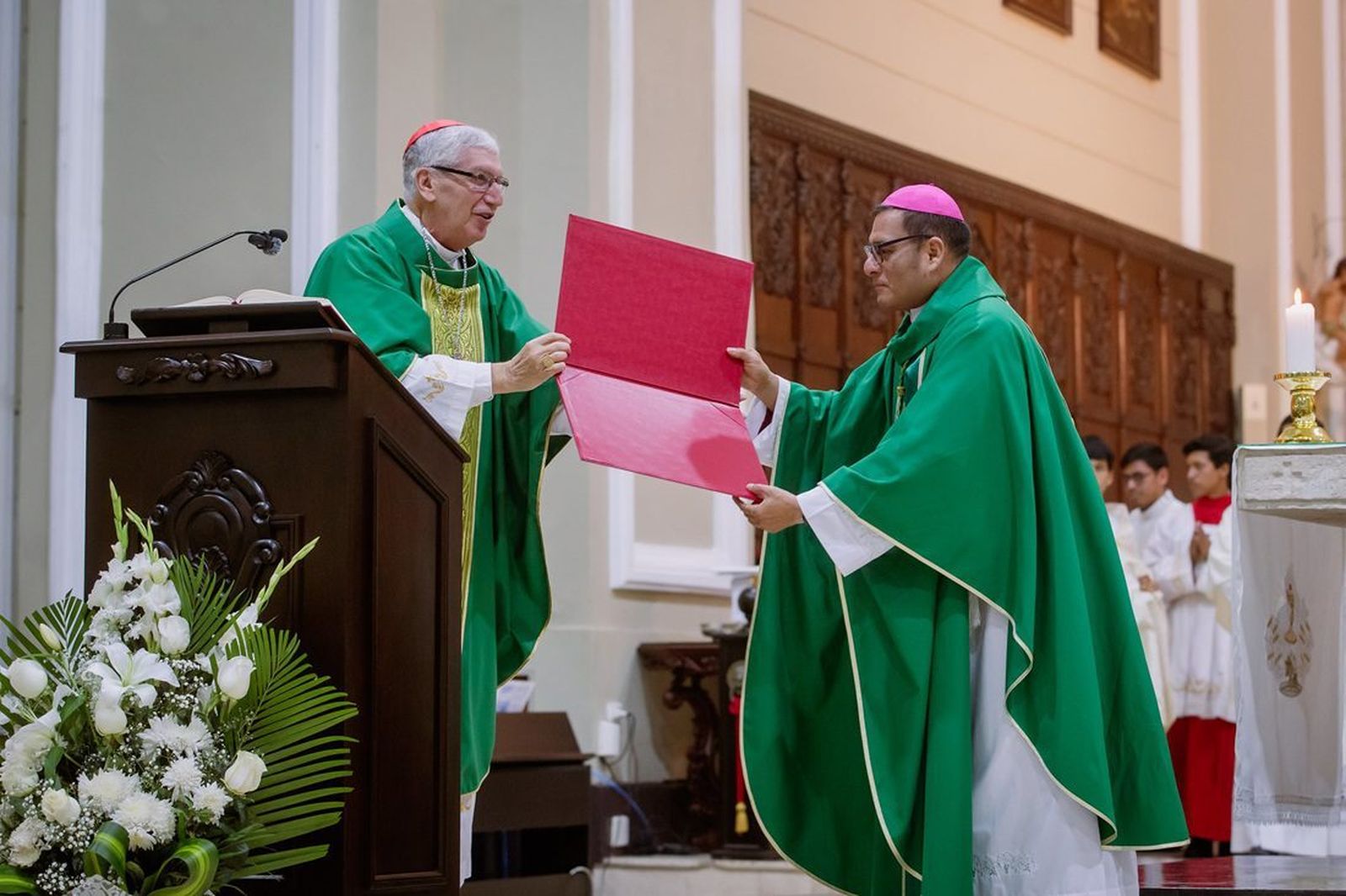 Castillo entrega la carpeta del cónclave al obispo de Chiclayo