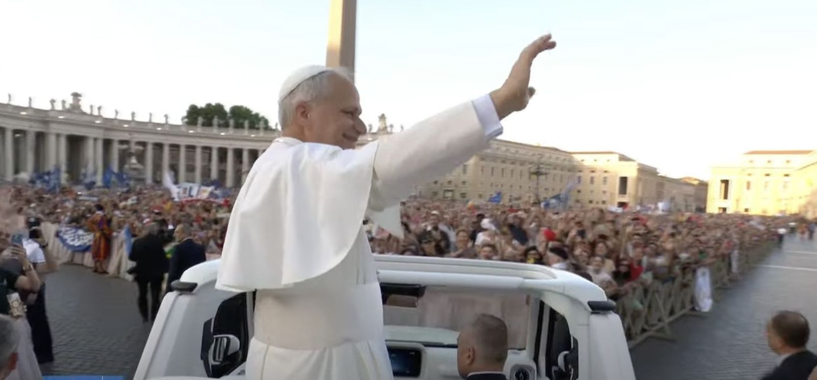 León XIV entrando en la plaza