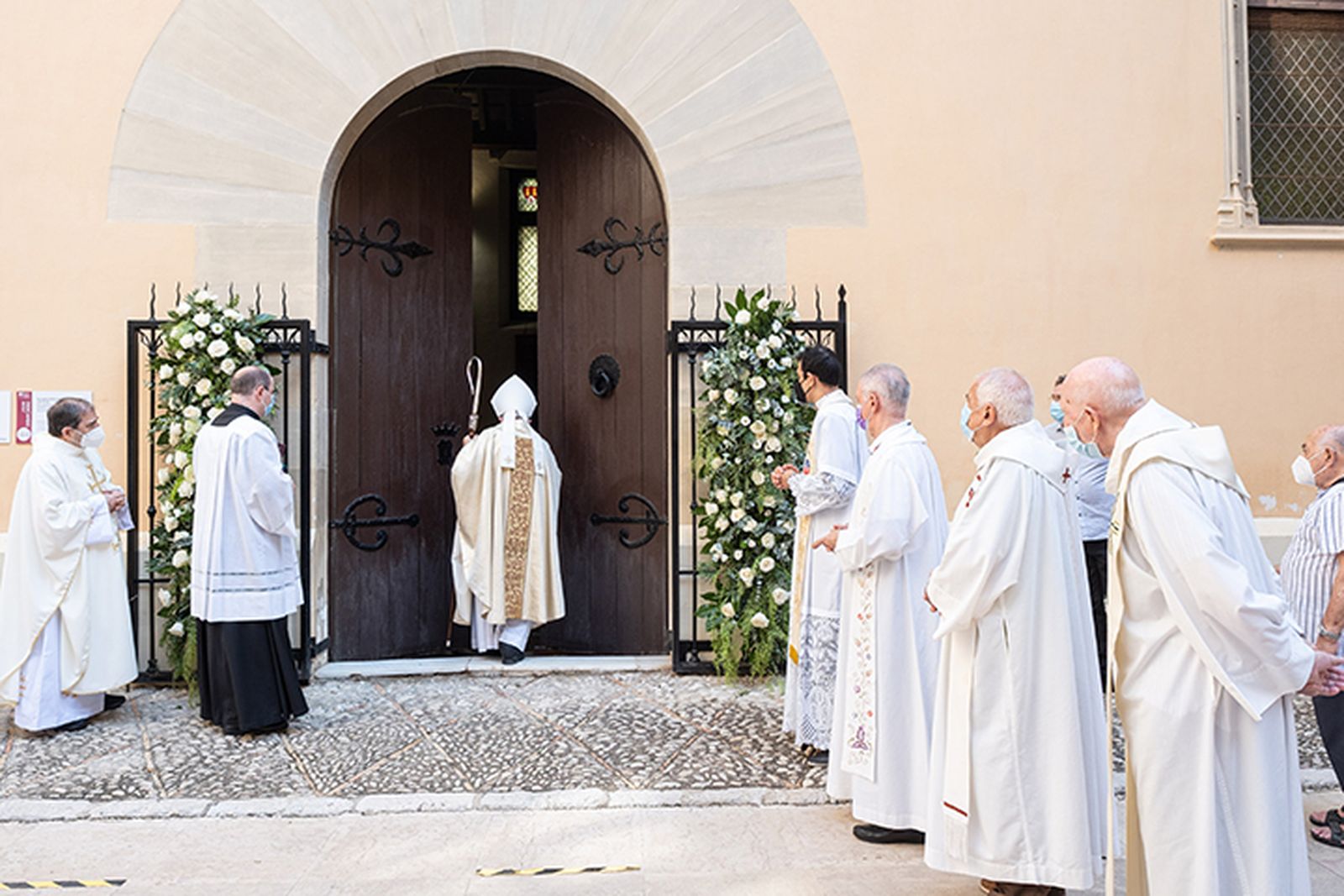 Apertura puerta iglesia del Sagrado Corazón, en Gandia