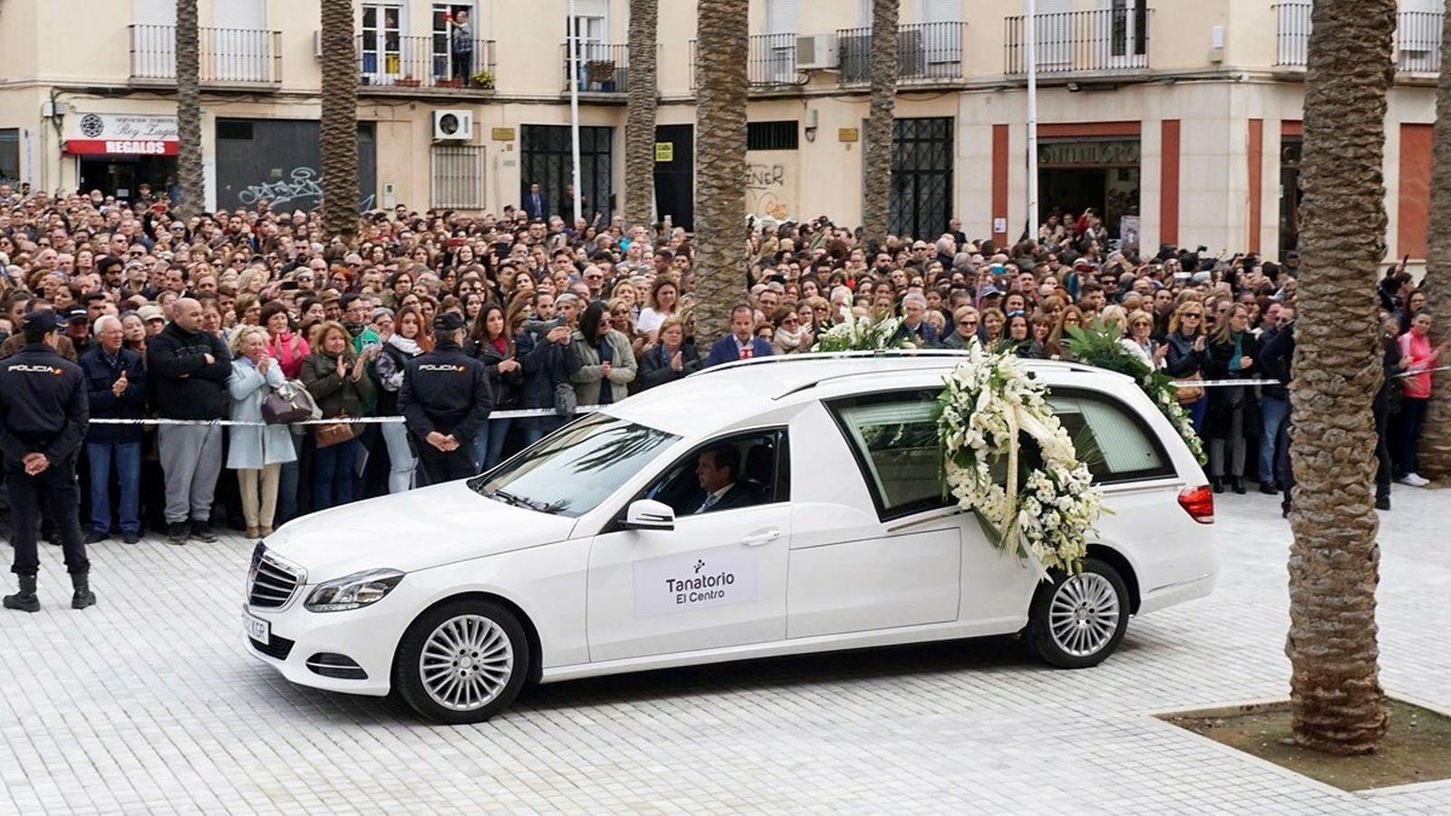 El féretro llega a la plaza de la Encarnación