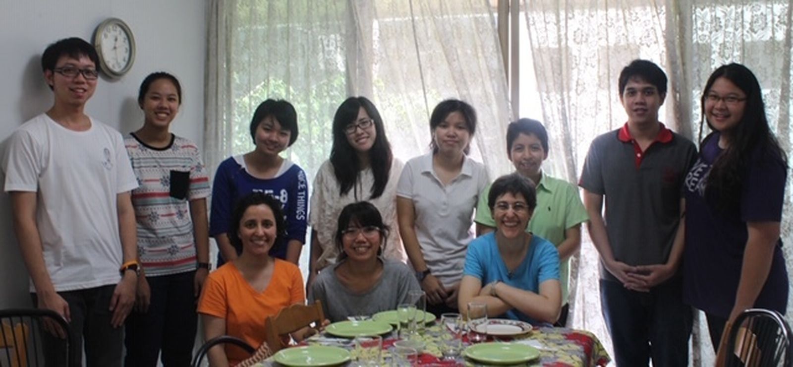 La misionera en Tailandia con jóvenes de la universidad